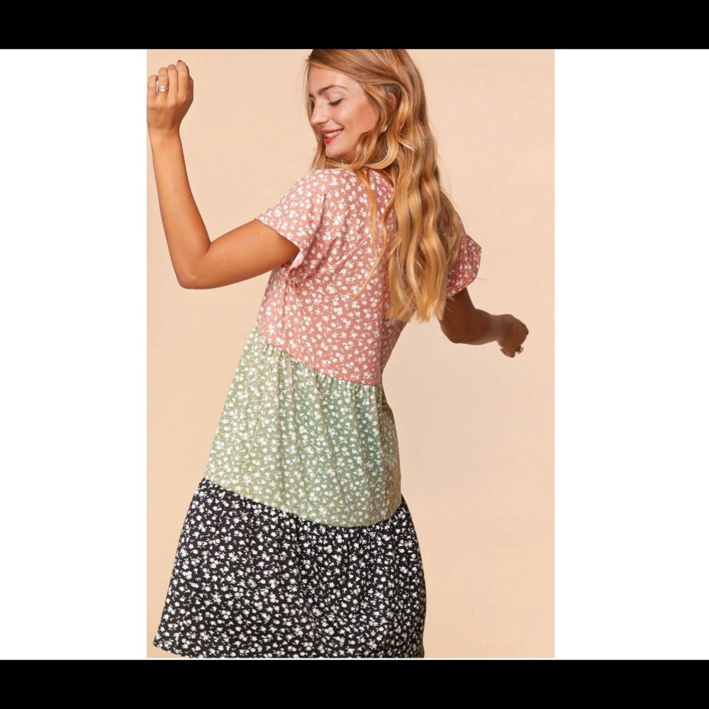One Left!  ⭐️Host Pick⭐️ Blush and Sage Ditsy Floral V-Neck Swing Dress - Picture 4 of 4